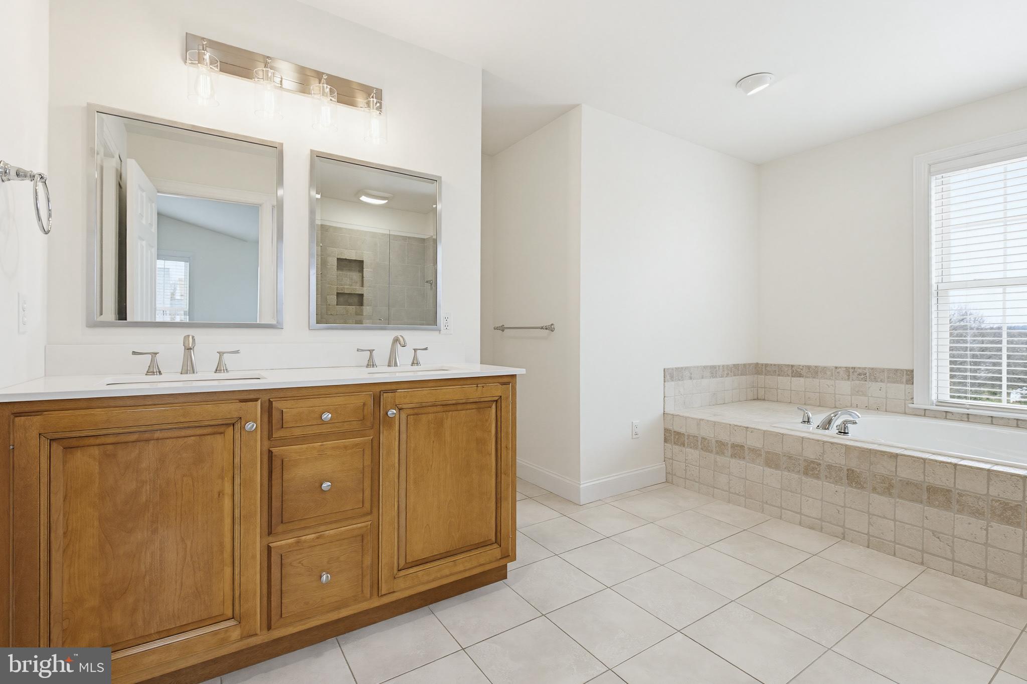 GOLDEN OAKS - Residential