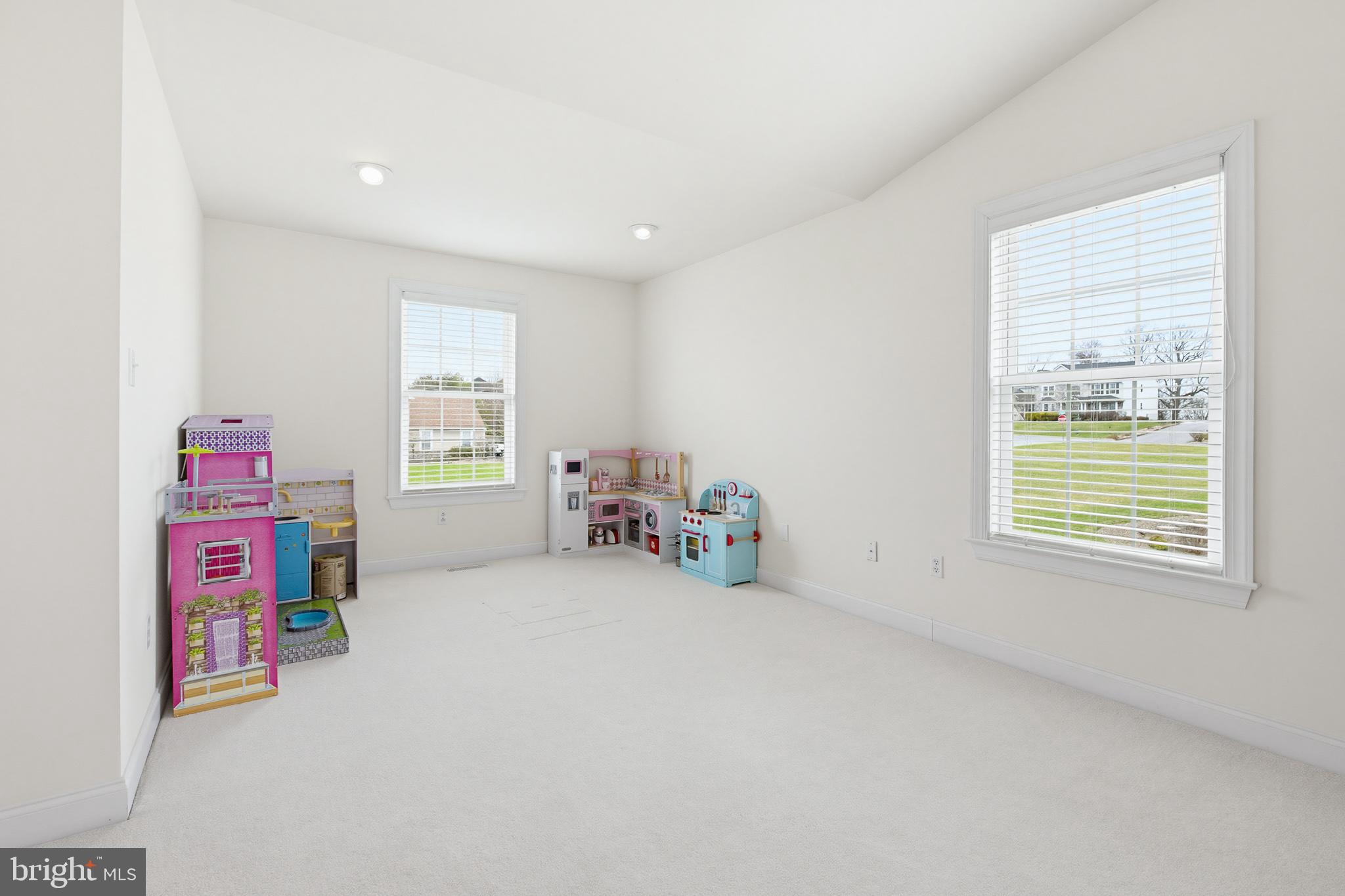 GOLDEN OAKS - Residential