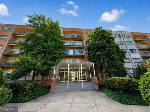 Photo of 5831 Quantrell Avenue #T2, ALEXANDRIA, VA 22312 (MLS # VAAX2065284)
