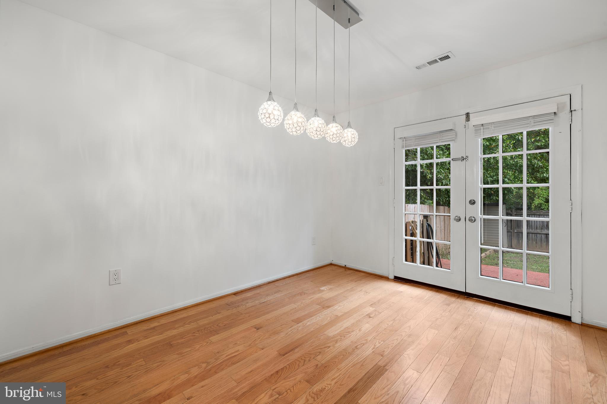 INVERNESS KNOLLS - Residential Lease