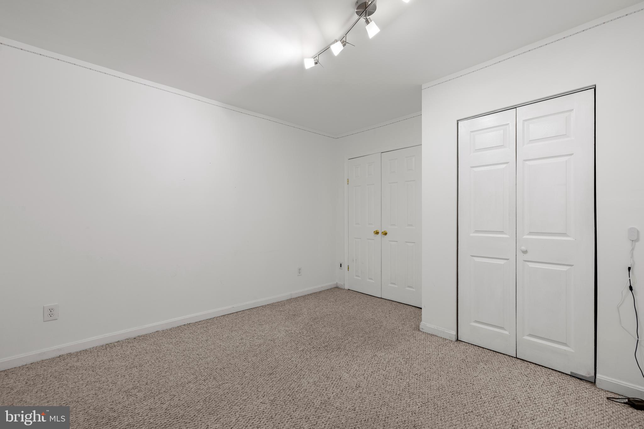 INVERNESS KNOLLS - Residential Lease