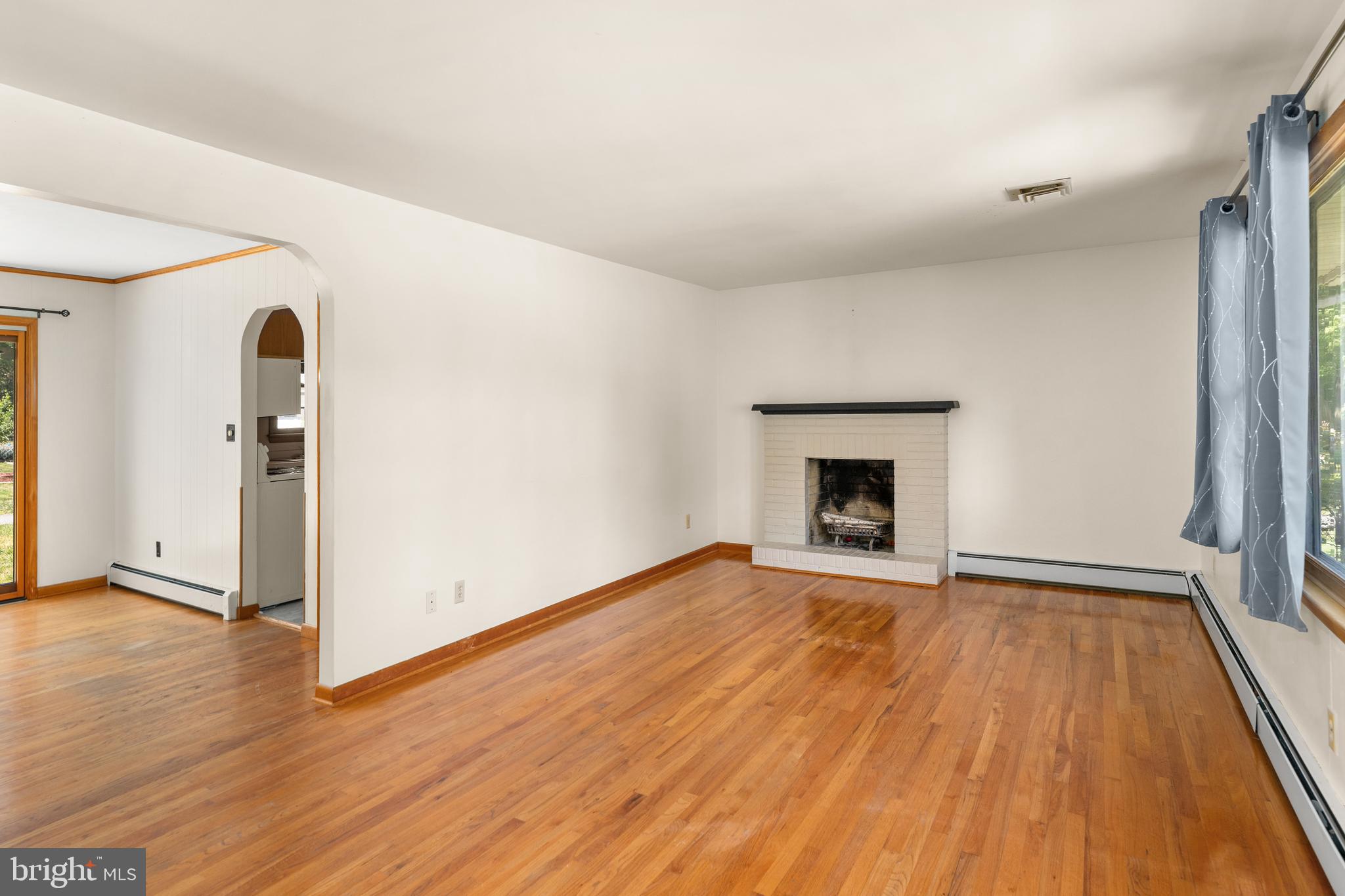 405 LAKELAWN DRIVE