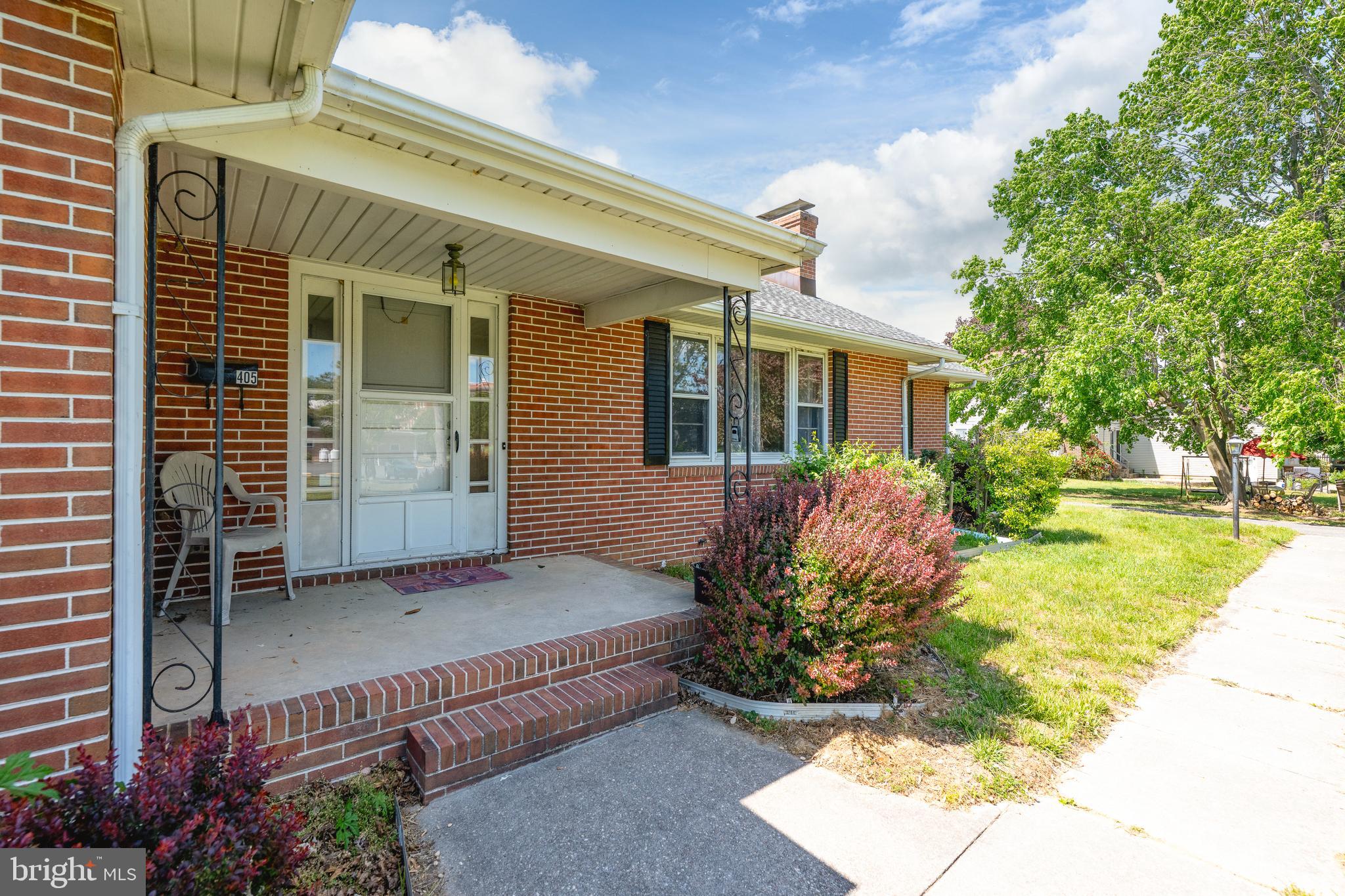 405 LAKELAWN DRIVE