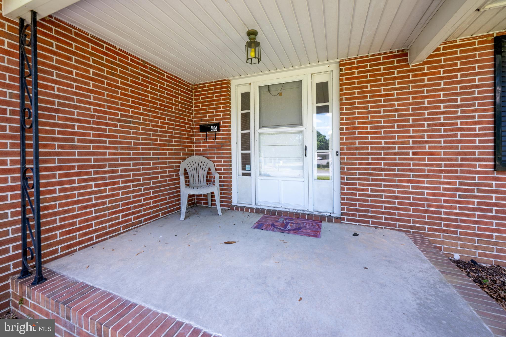 405 LAKELAWN DRIVE