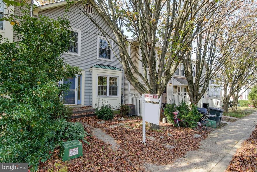 3 LVL TOWN HOME IN THE HEART OF SOUGHT AFTER LAKE RIDGE. NEW APPLIANCES, NEW CARPET, FRESHLY PAINTED, AMPLE PARKING, ACCESS TO LAKE RIDGE COMMUNITY POOLS AND REC. AREAS, CLOSE TO SHOPING, SCHOOLS AND MAJOR HIGHWAYS. MOVE FAST, THIS ONE WON T LAST LONG .