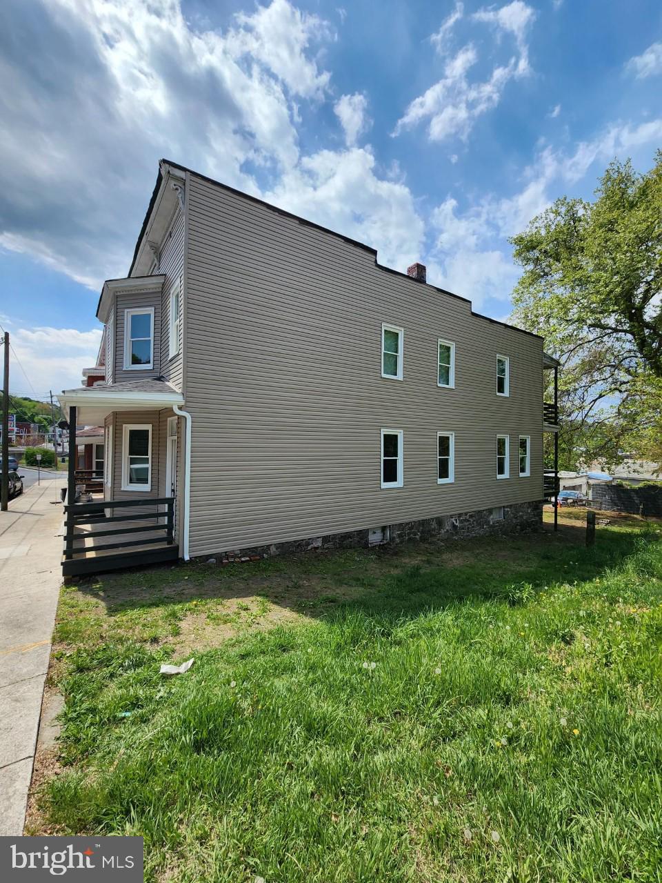 Main image without alt text