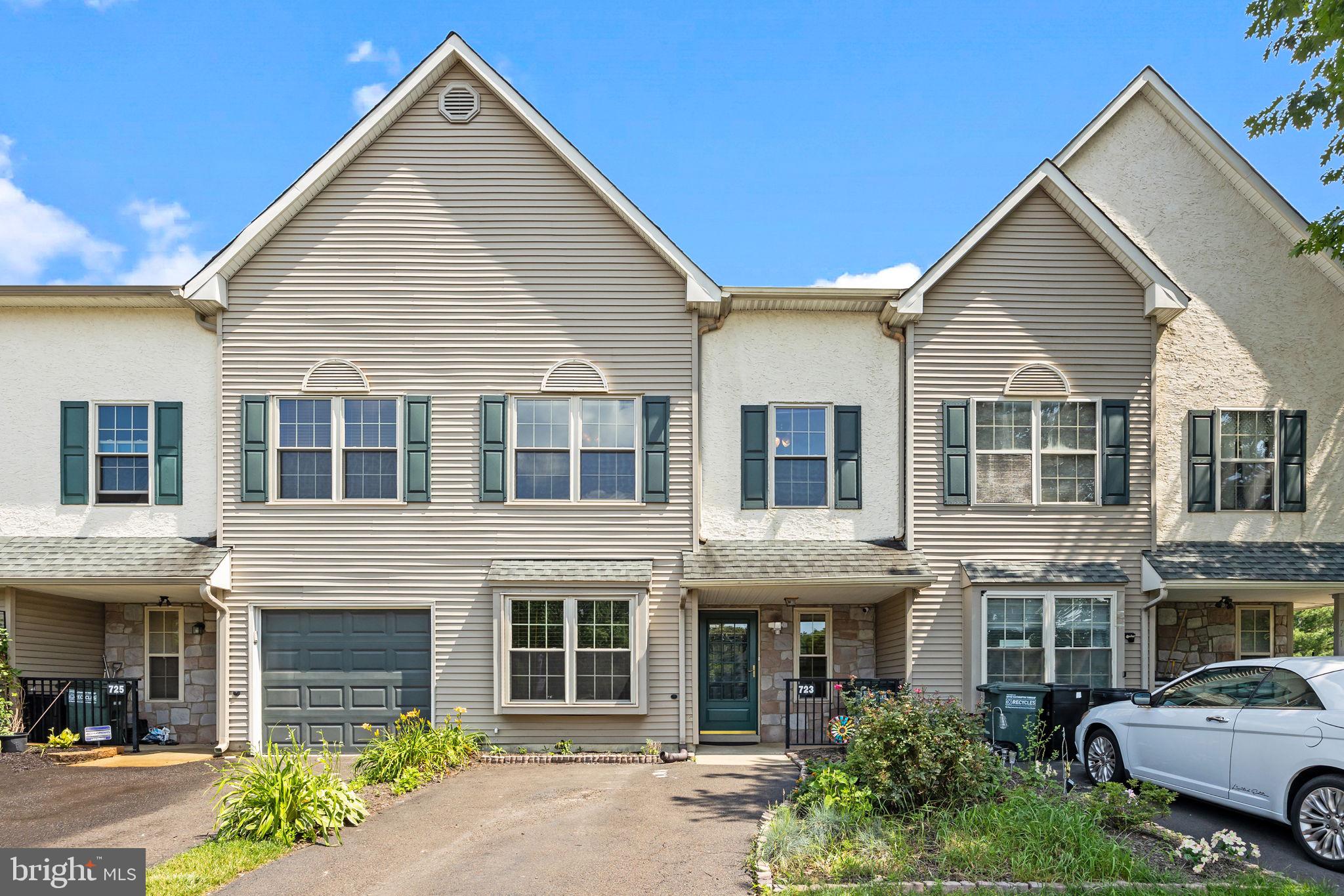 723 DELL COURT