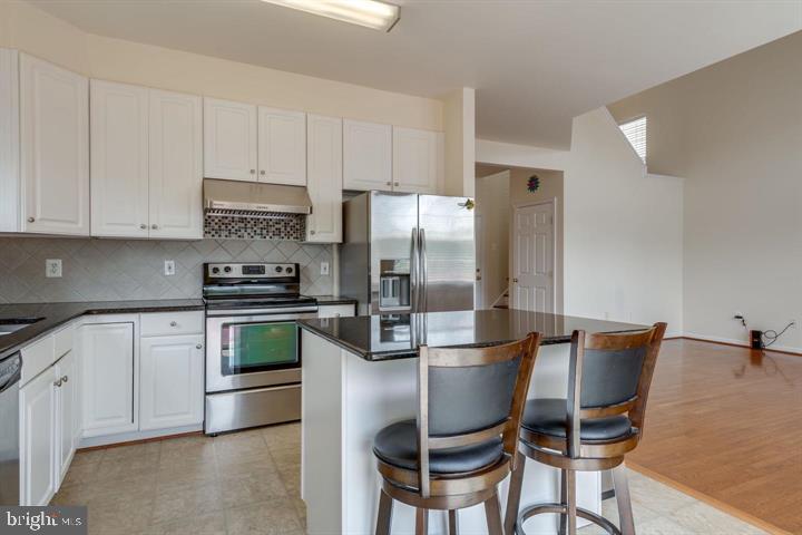 6805 HOLLOW GLEN COURT