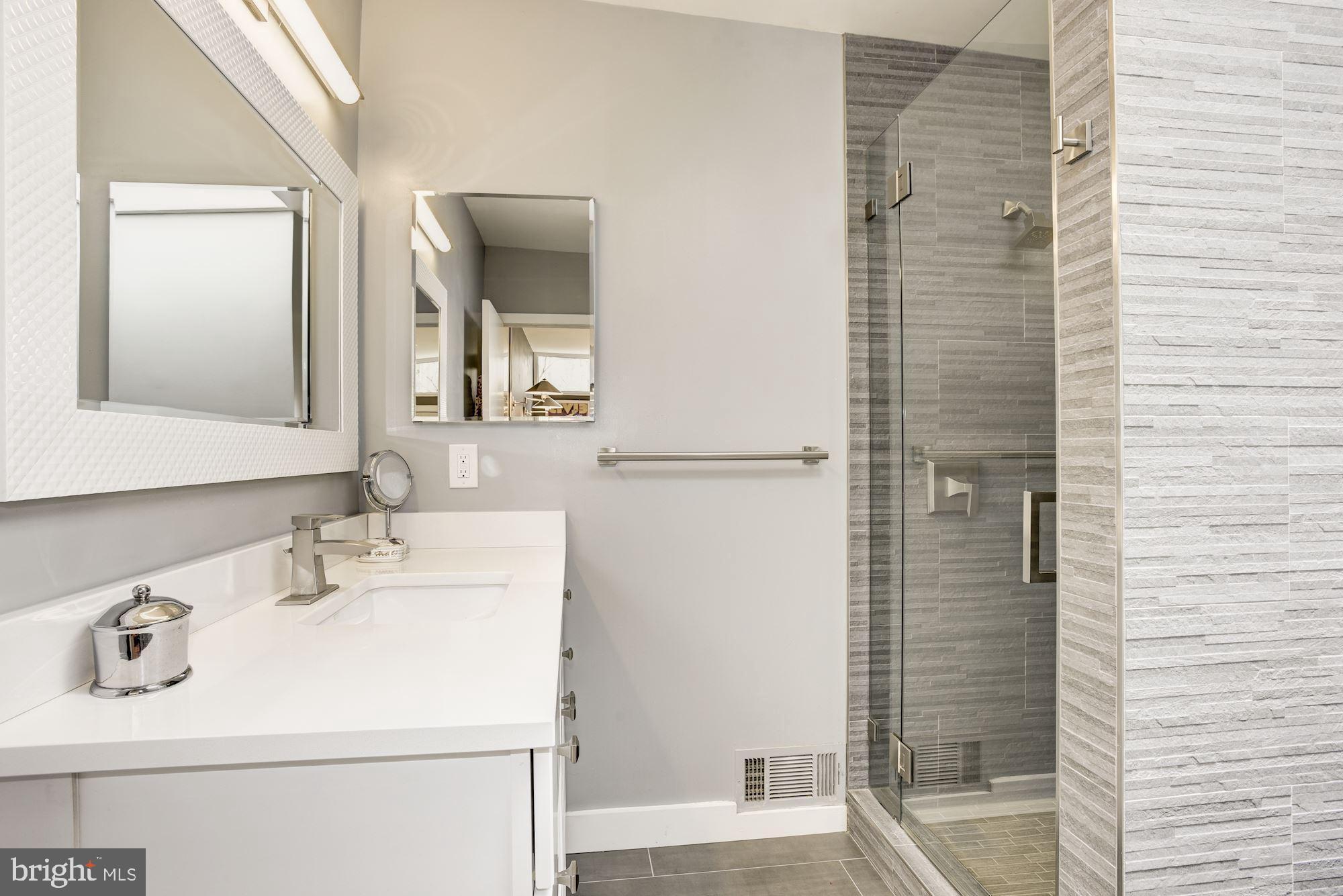 HOLLIN HILLS - Residential