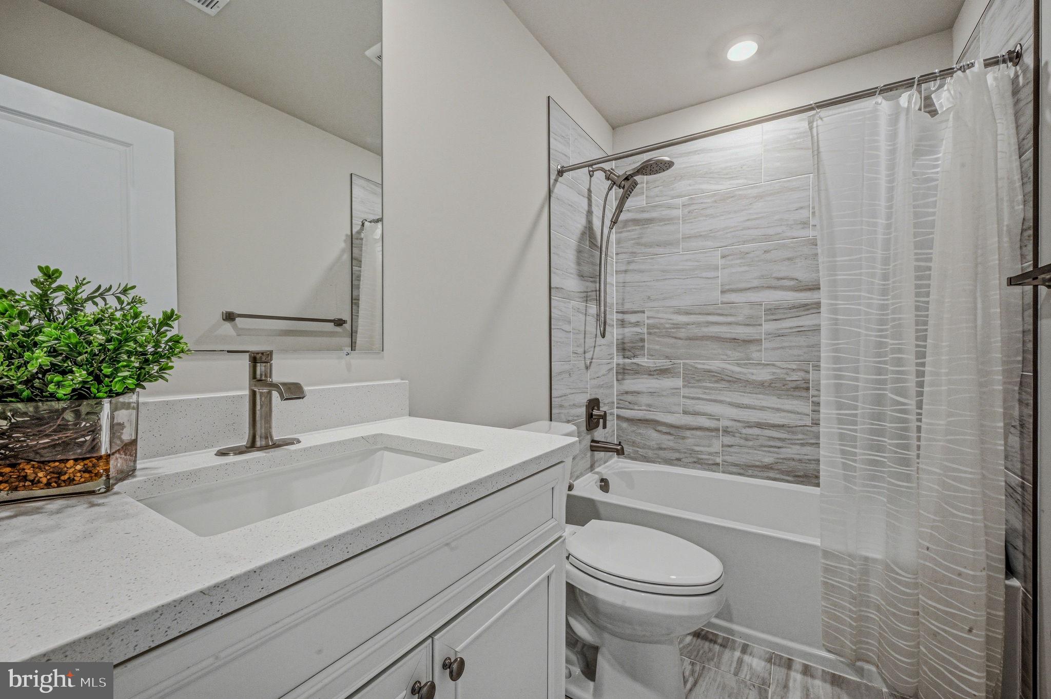 PLANTATION LAKES - Residential