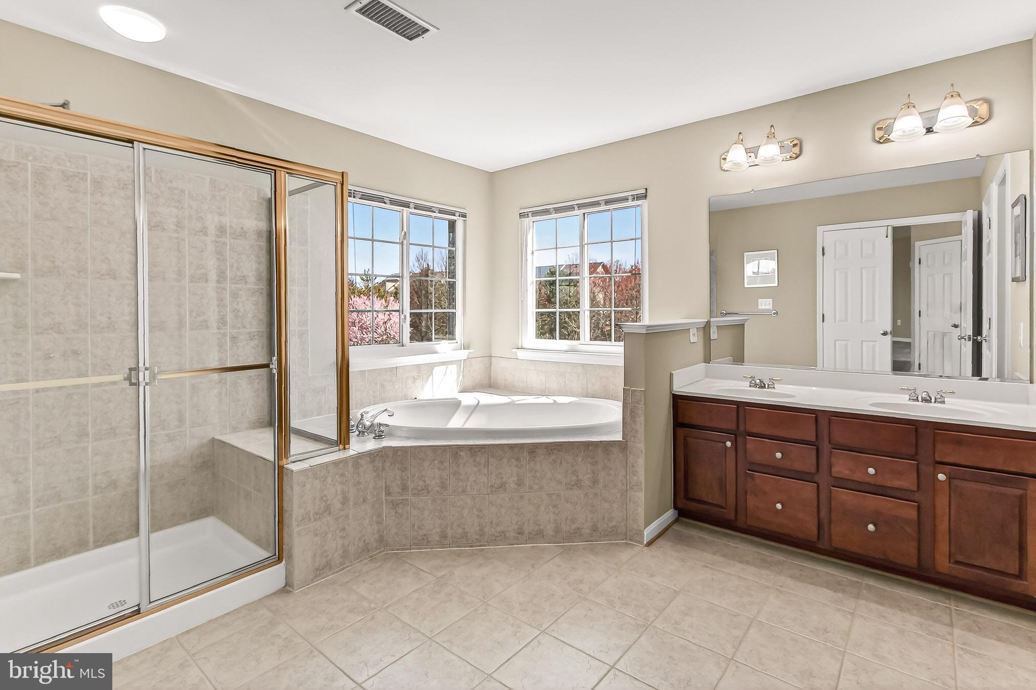 VANTAGE POINTE - Residential