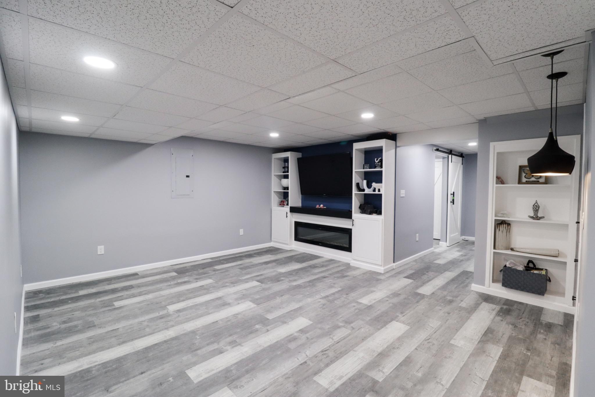 THE SEASONS - Residential