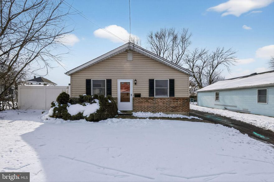 This charming and stylish ranch-style home offers 3 comfortable bedrooms and 1 full bath, all thoughtfully laid out on a single level. Recently updated, the home features brand-new flooring, fresh neutral paint throughout, and a new A/C system, providing both comfort and peace of mind for the next owner.
The inviting interior blends modern updates with classic charm, creating a bright and welcoming atmosphere perfect for everyday living. Step outside to enjoy a private backyard—ideal for relaxing, entertaining, gardening, or outdoor gatherings.
Move-in ready and full of character, this lovely home is a fantastic opportunity for anyone seeking convenience, comfort, and style in a quiet Lynnwood neighborhood.