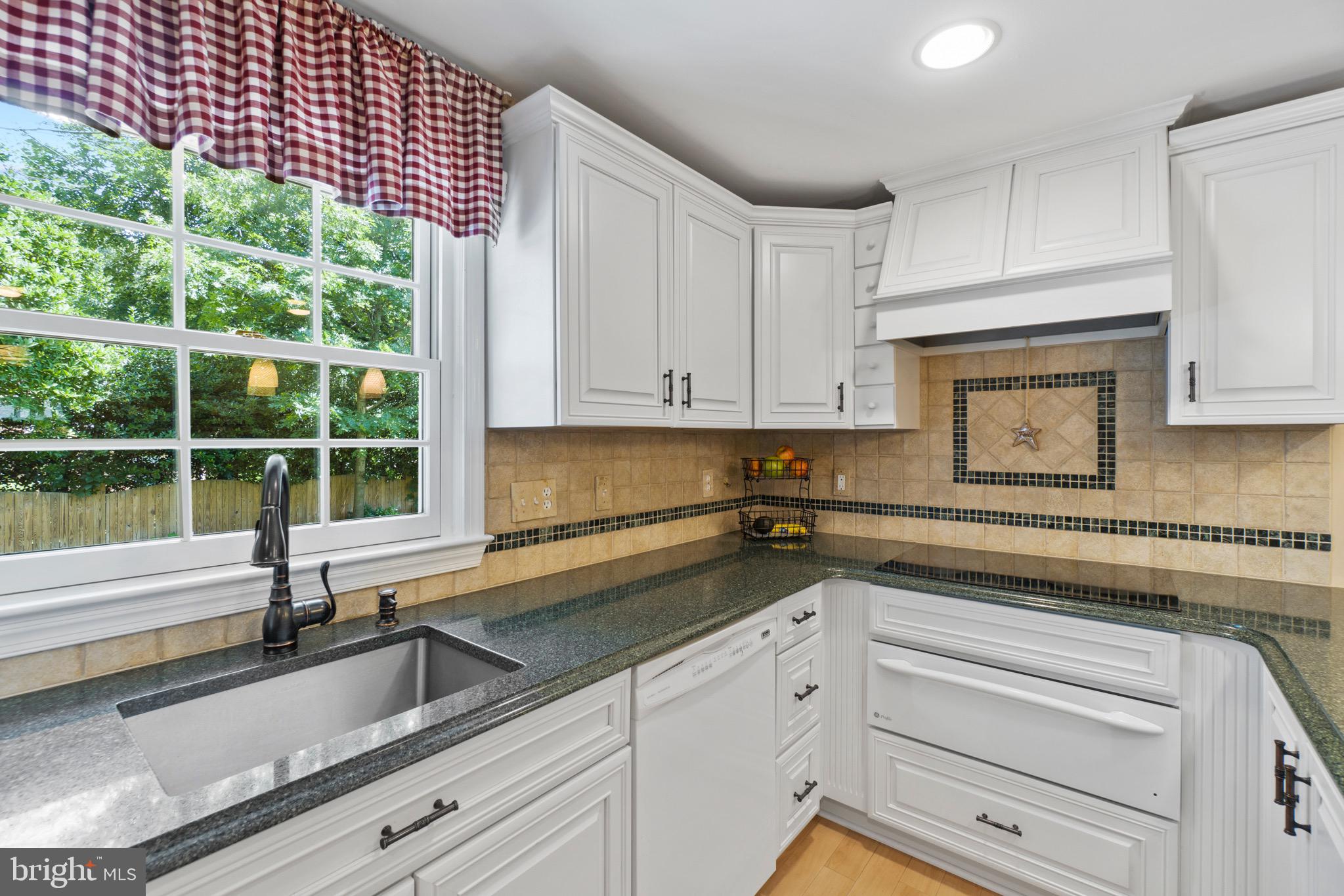 MONTGOMERY SQUARE - Residential