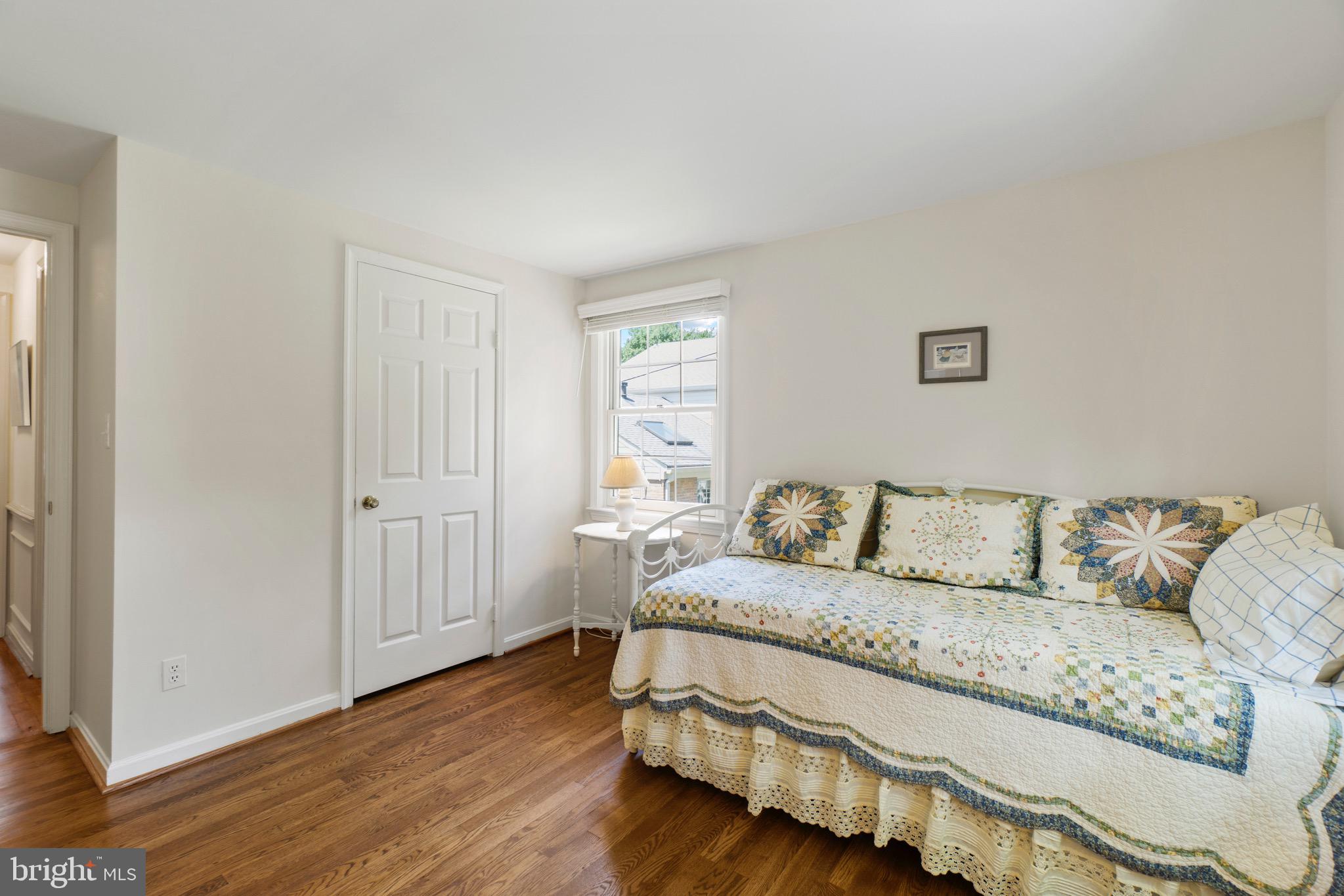 MONTGOMERY SQUARE - Residential