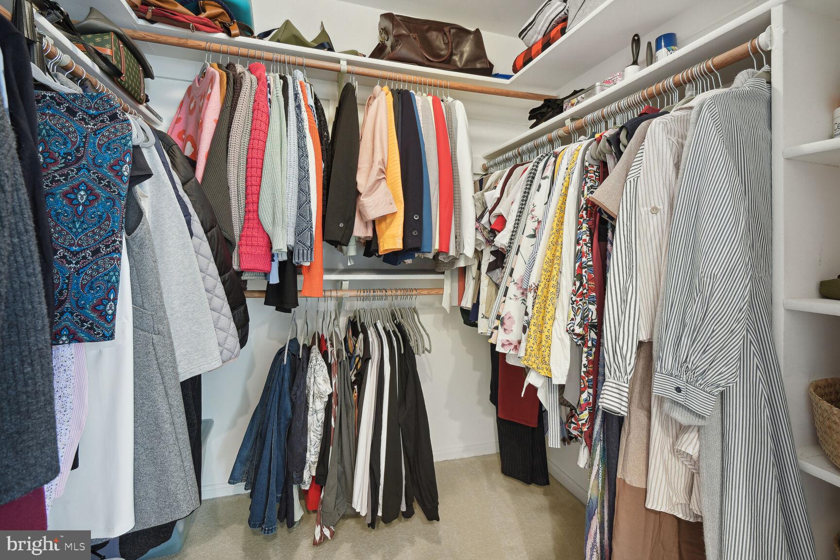 DERWOOD STATION - Residential