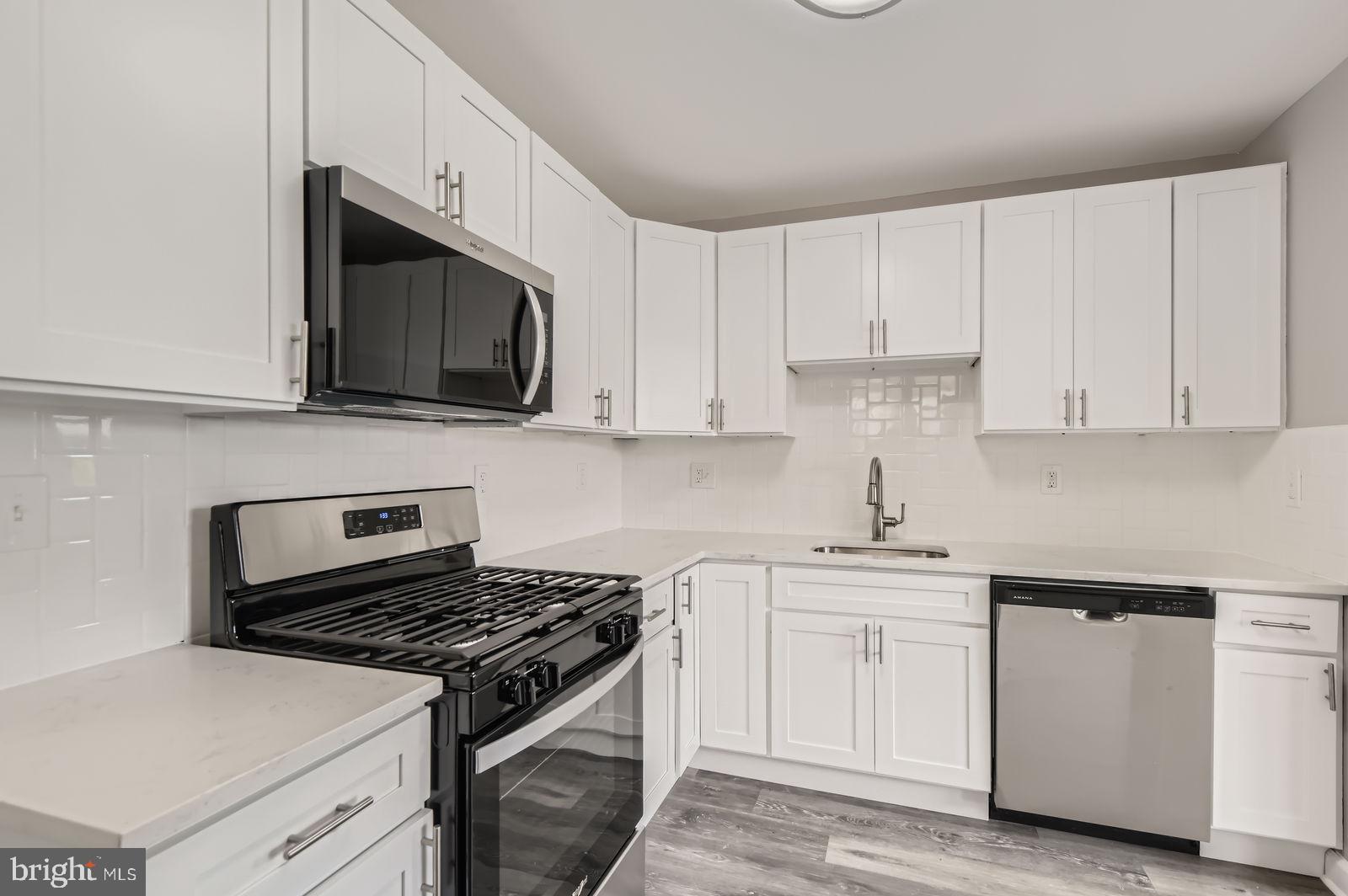 LESLIE MANOR - Residential