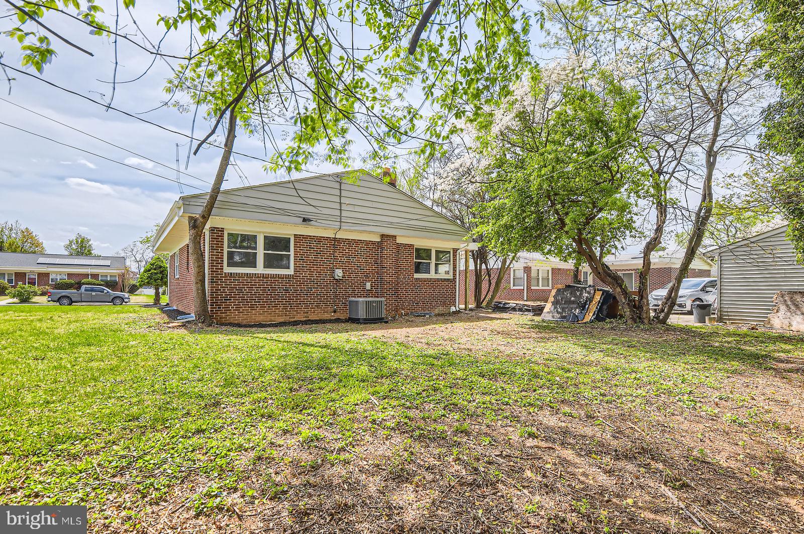 LESLIE MANOR - Residential