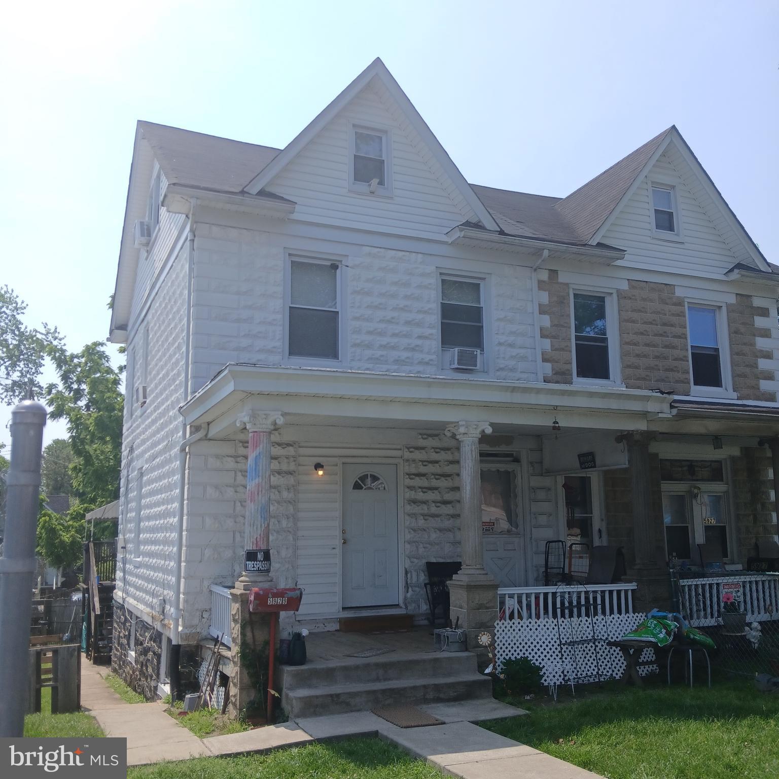 Cash or Hard Money Only – Non-Conforming 3-Unit Apartment Building
Investor opportunity! This non-conforming triplex features:
Unit 1 (First Floor): 1-bedroom apartment
Unit 2 (Second Floor): 2-bedroom apartment
Unit 3 (Third Floor): 1-bedroom apartment
The property sits on a fully fenced lot with a beautiful backyard and includes a 1-car garage.
Sold strictly as-is – Ideal for cash or hard money buyers only. Don’t miss this chance to own a multi-unit property with great rental potential.