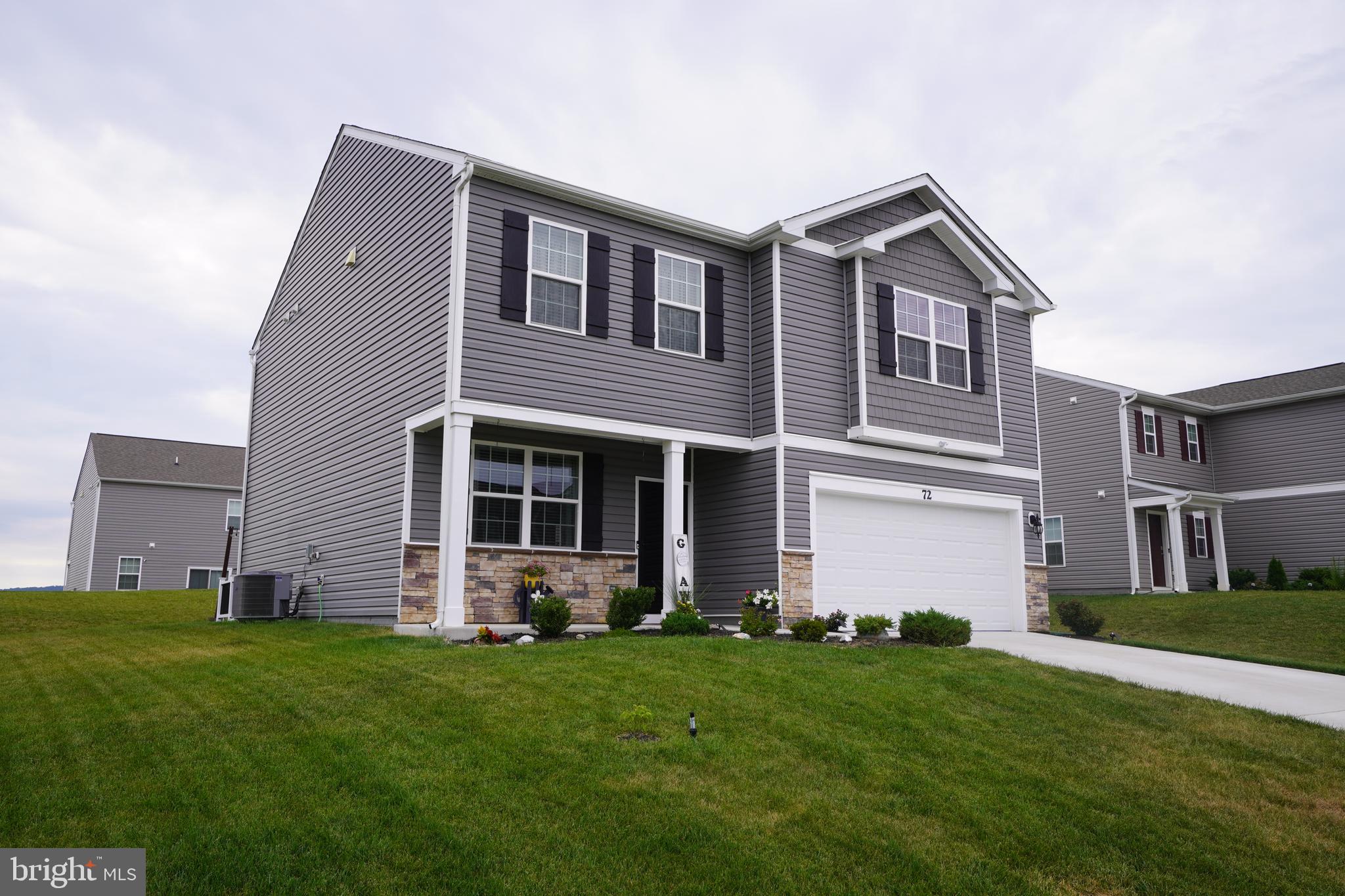 Stunning corner single family home available for rent!
Features an extra flex room on the main level
4 bedrooms located upstairs and a spacious back patio
Available for rent starting December 1, 2025
Pet deposit of $500.00 required
Rent is $2750.00
Owner pays for HOA
Tenant is responsible for utilities
Please feel free to contact us for more information.