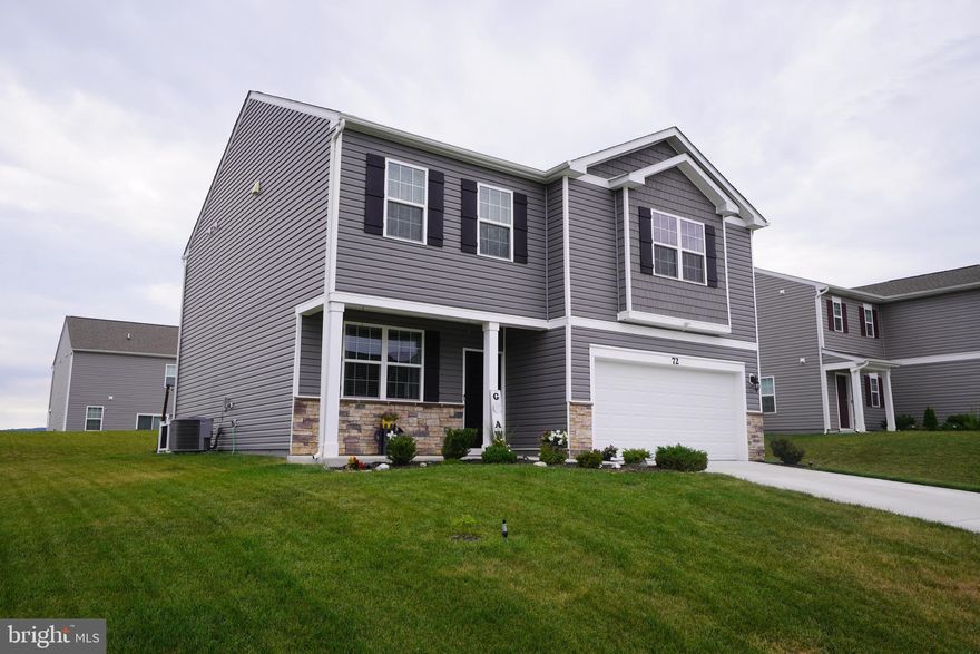 Stunning corner single family home available for rent!

Features an extra flex room on the main level
4 bedrooms located upstairs and a spacious back patio
Available for rent starting December 1, 2025
Pet deposit of $500.00 required
Rent is $2750.00
Owner pays for HOA 
Tenant is responsible for utilities 
Please feel free to contact us for more information.