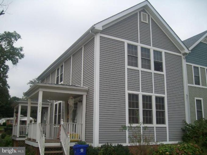 Commuters dream townhouse - minutes to 395, Pentagon, DC,  2 car back loading garage. Fantastic floor plan features. Eat-in gourmet kitchen. Upgrades include tile back splash, granite. Brazilian cherry wood floors and appliances 2011. New AC unit summer 2014