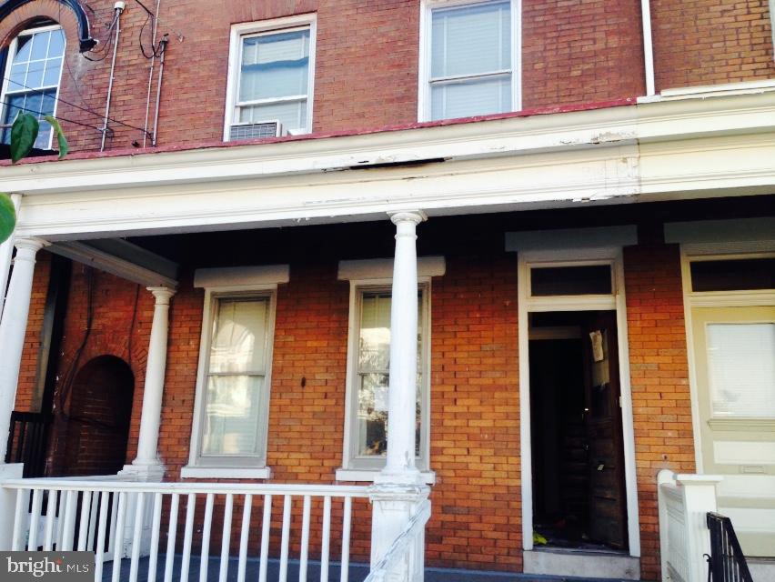 http://www.LancasterOpenHouses.com/Victorian Rowhouse with 5 bedrooms. This home has more then 2000 Sq Ft.