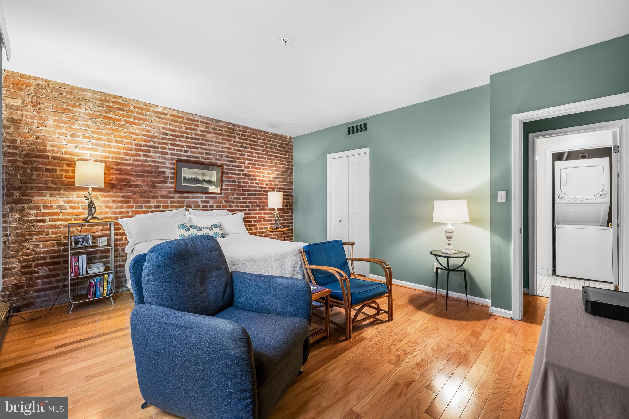 HENDERSON'S WHARF - Residential