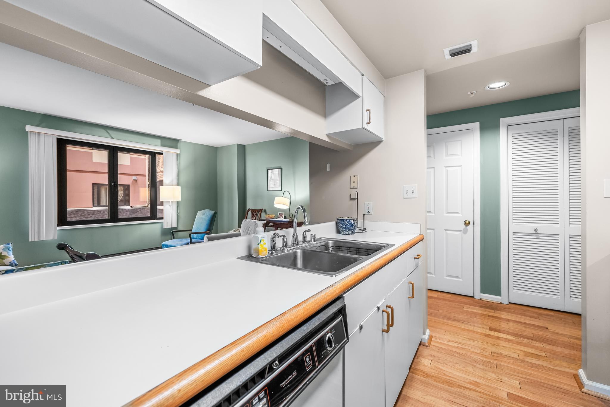 HENDERSON'S WHARF - Residential