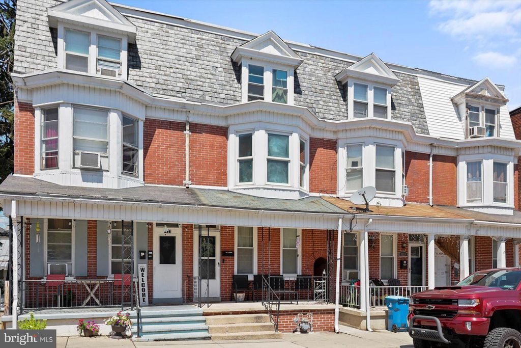 Photo of 1221 W Poplar Street, YORK, PA 17404 (MLS # PAYK2088746)