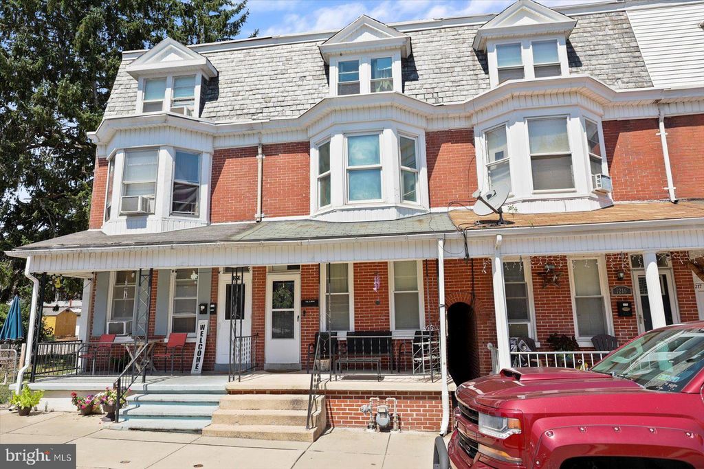 Photo of 1221 W Poplar Street, YORK, PA 17404 (MLS # PAYK2088746)