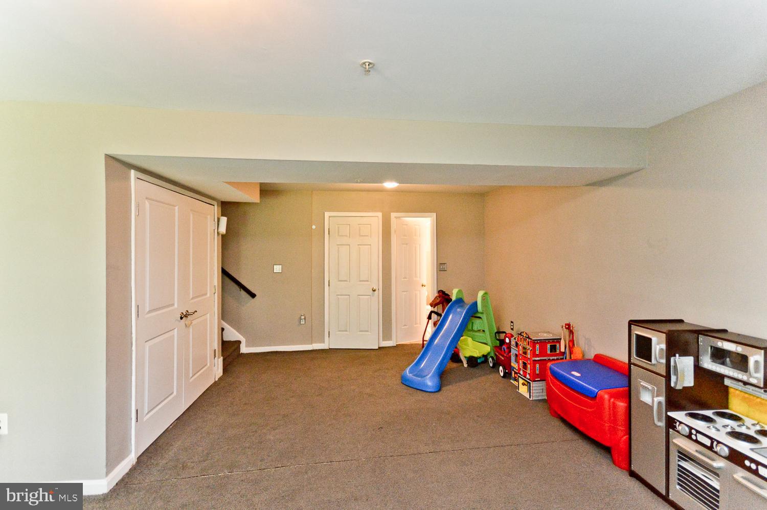 COLONY SQUARE - Residential