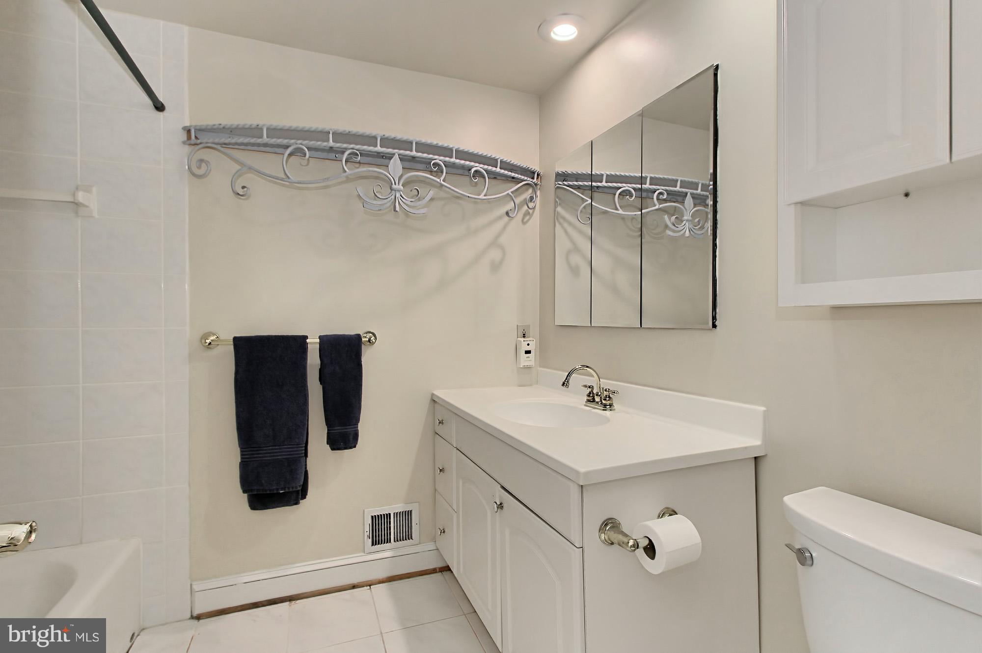 WOODSIDE ESTATES - Residential Lease