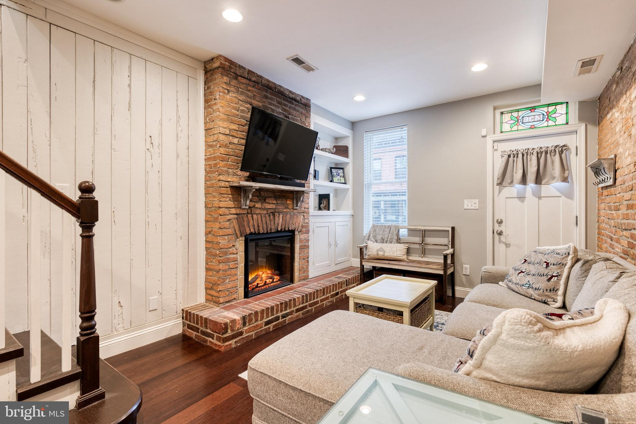 LOCUST POINT - Residential Lease