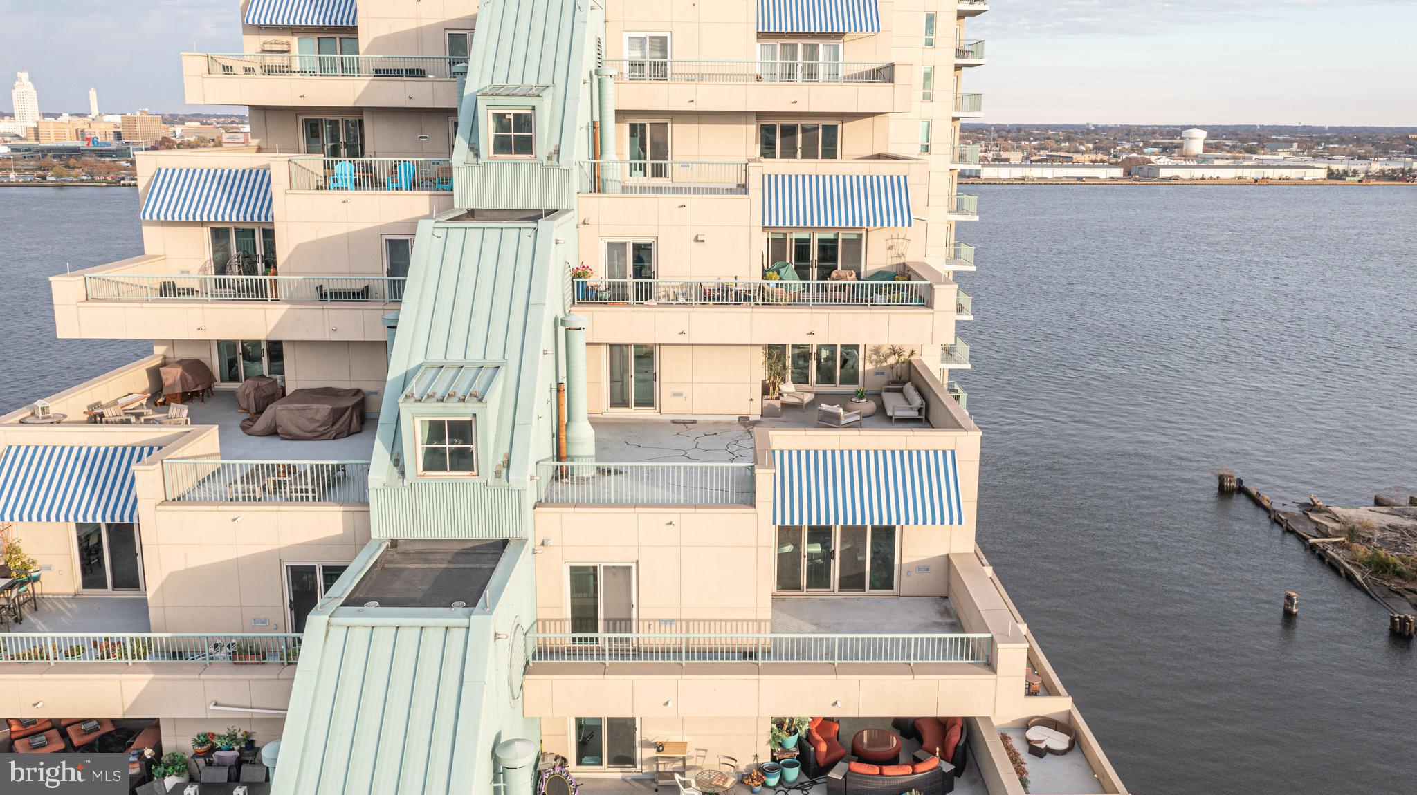 DOCKSIDE CONDOMINIUM - Residential