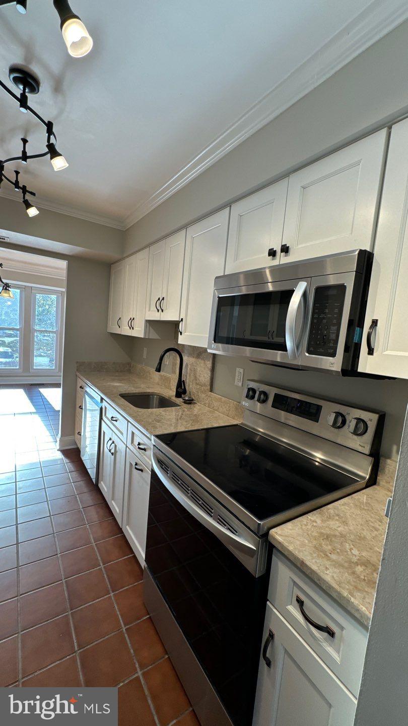 WOODLAND VILLAGE - Residential Lease