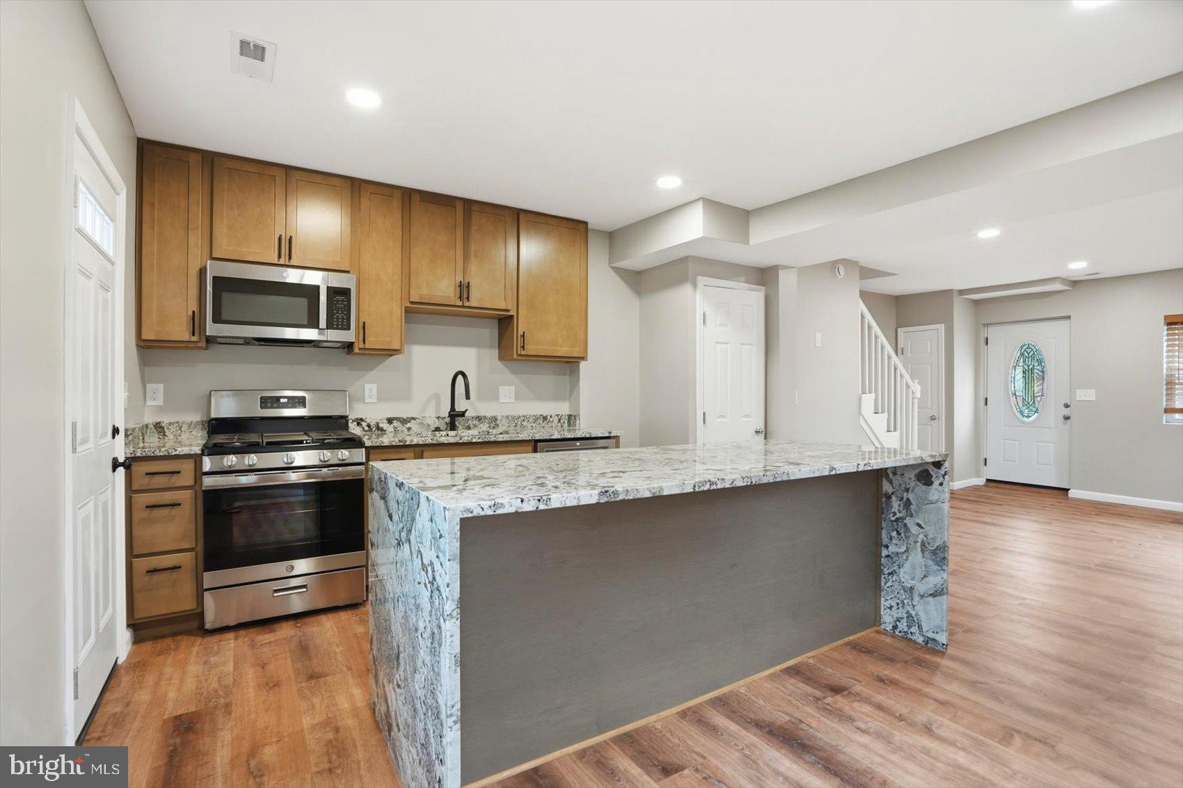 METROPOLITAN HOMES - Residential