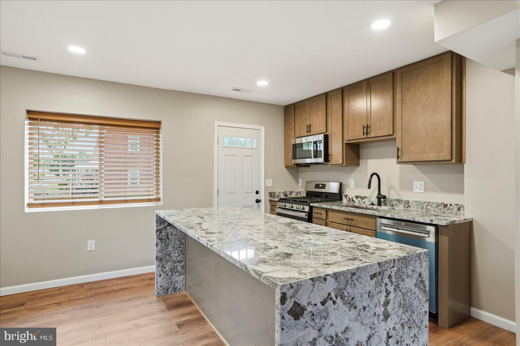 METROPOLITAN HOMES - Residential