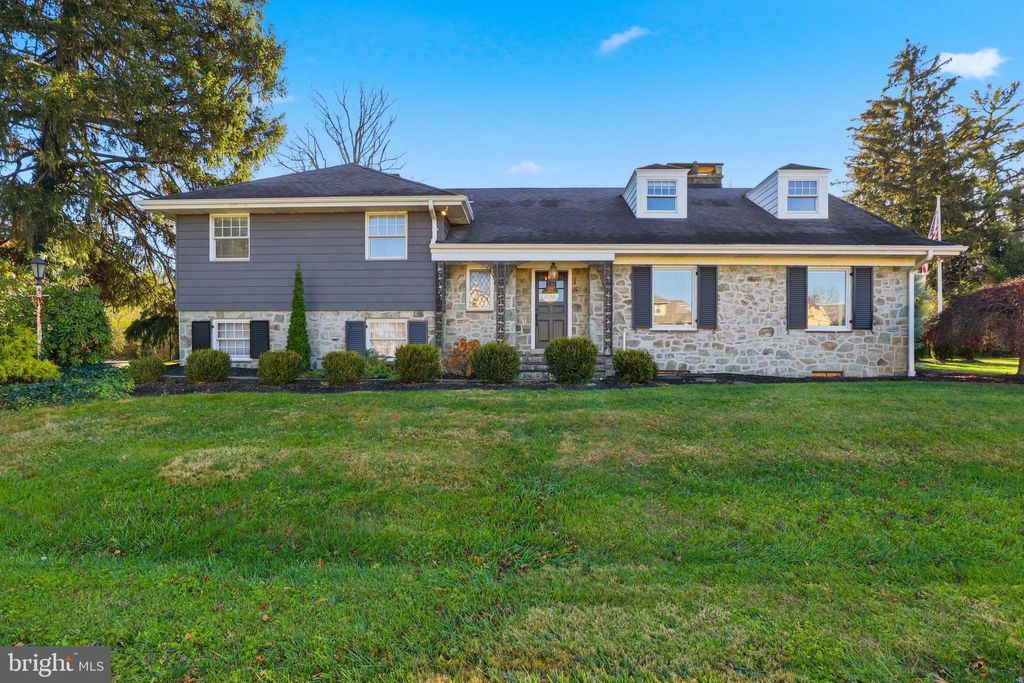 Photo of 1000 Smallbrook Lane, YORK, PA 17403 (MLS # PAYK2094180)