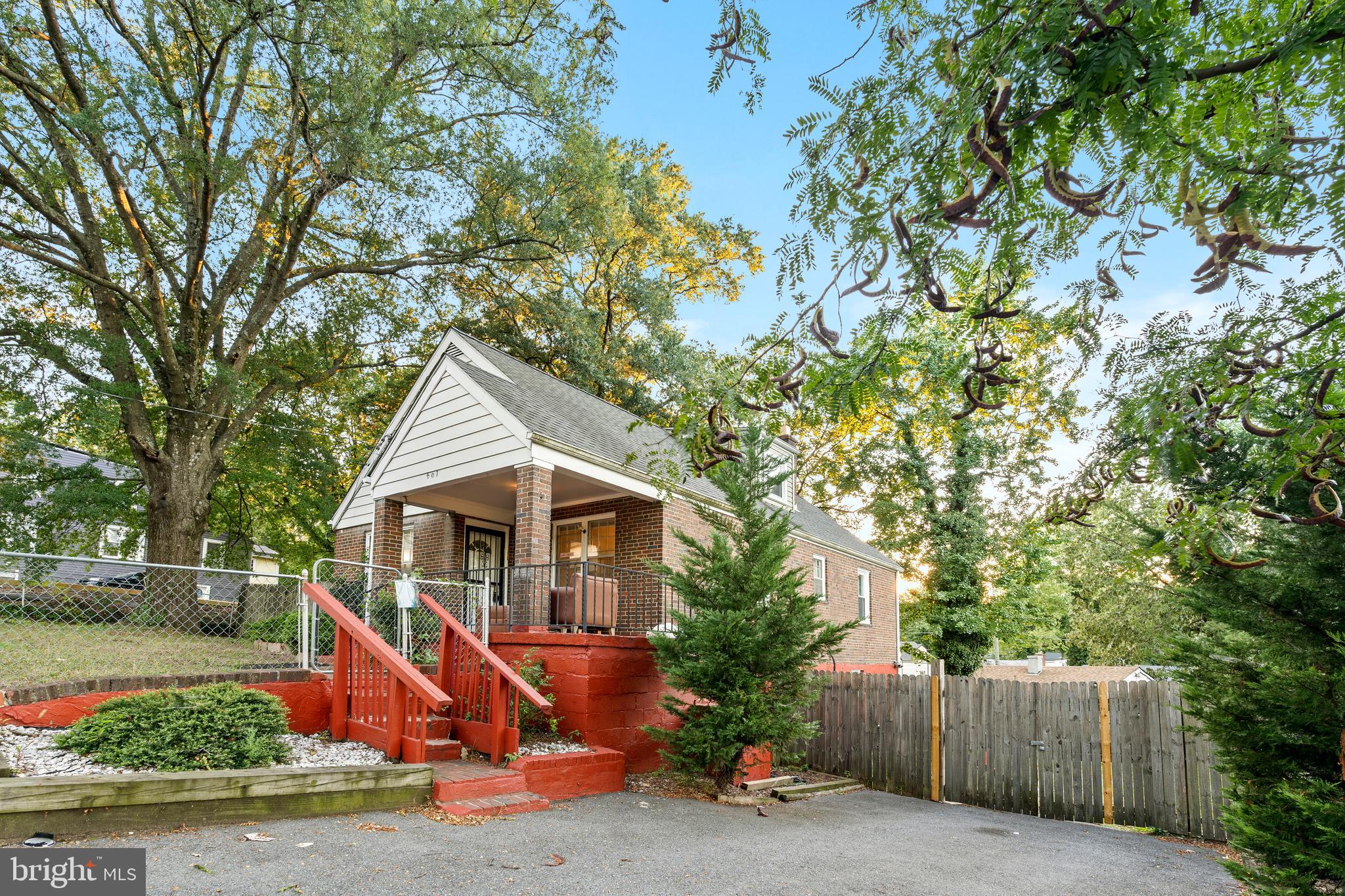 607 LARCHMONT AVENUE