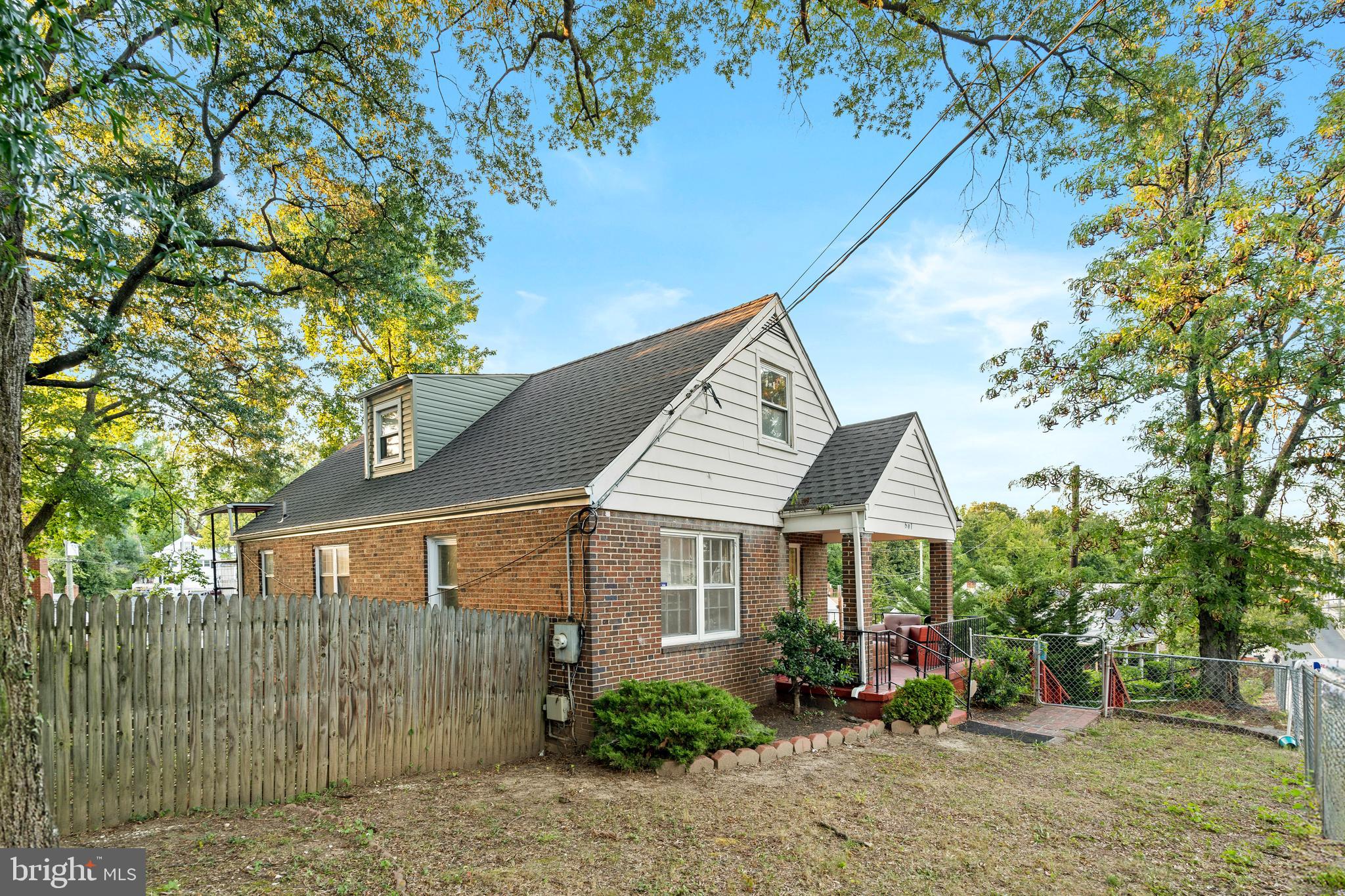 607 LARCHMONT AVENUE