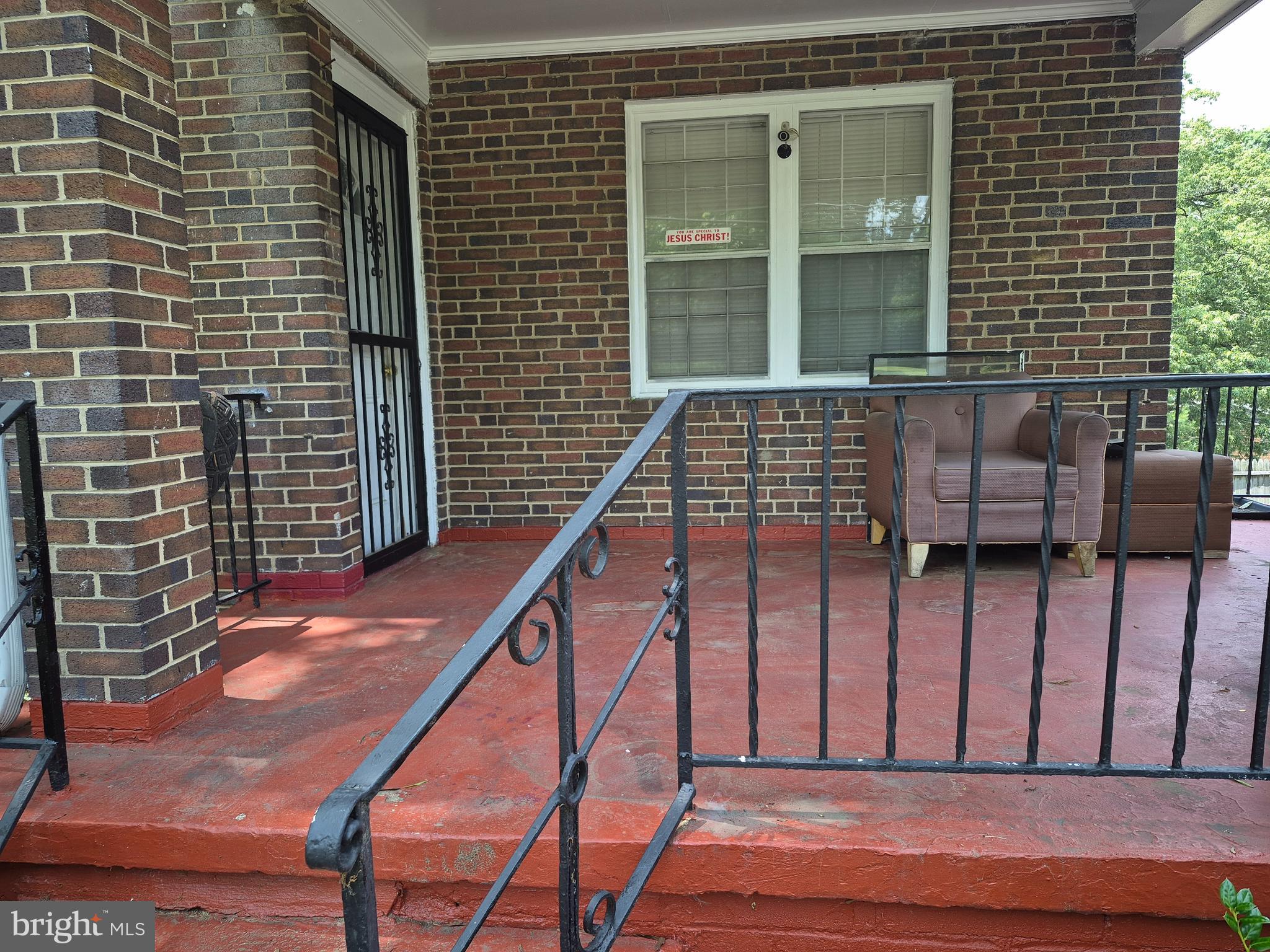 607 LARCHMONT AVENUE