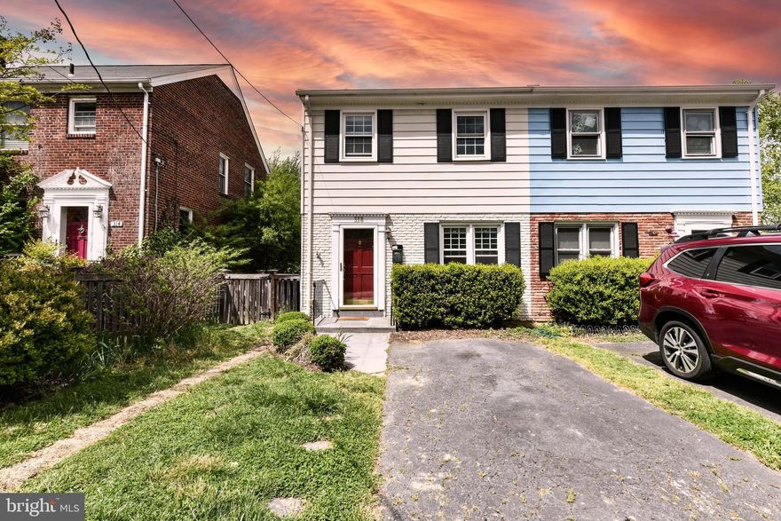 Updated 3BR, 1.5BA townhome in heart of charming & hip "Del Ray"*Wood floors & lots of natural sunlight throughout main level*Bright living room leads way to updated kitchen with ample 42" cabinetry, recessed lighting, Quartz counters, complementary mosaic tile backsplash, breakfast bar & stainless steel appliances*Dining area off kitchen with sliding glass doors leading to private backyard*Main level also features washer & dryer + powder room*Head to upper level with three nicely sized bedrooms all with hardwood floors & neutral paint tones share full bathroom*Backyard features deck, slate patio & fenced rear yard to enjoy private spring & summers*Don't just explore the amazing Del Ray - live in it! Just one block from the neighborhood's main street, Mount Vernon Avenue, making it the best location in Del Ray*Boutique shopping, dining, Farmers Market*Within walking distance to Braddock Rd Metro Station*Easy commute with Quick access to Pentagon, DC via 395, Old Town, Amazon H2 + King ST & Braddock Metro*Mount Vernon Elementary & George Washington Middle Schools are a quick walk!
*Available 6/9/2025*