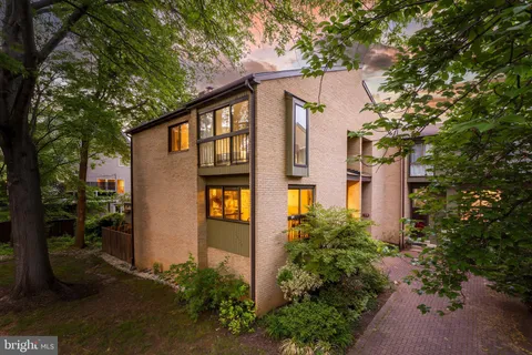 3131 Eakin Park Court, Fairfax, VA MLS: VAFX2240264