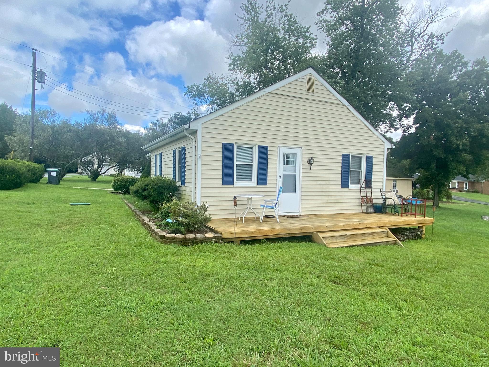 Beautifully updated charming 2 bedroom, 1 bath Rambler. New wide plank, low maintenance flooring throughout the home. Freshly painted interior and updated bathroom. Open plan kitchen with separate dining space. Ceiling fans. Dual decks on each side of the home to overlook the manicured yard. Shed. Only a short drive to downtown Fredericksburg's shopping and restaurants, close to the VRE for commuters. Handy to Mary Washington Hospital and University. Tucked away yet close to Route 1 and I-95.
PETS ON CASE BY CASE BASIS