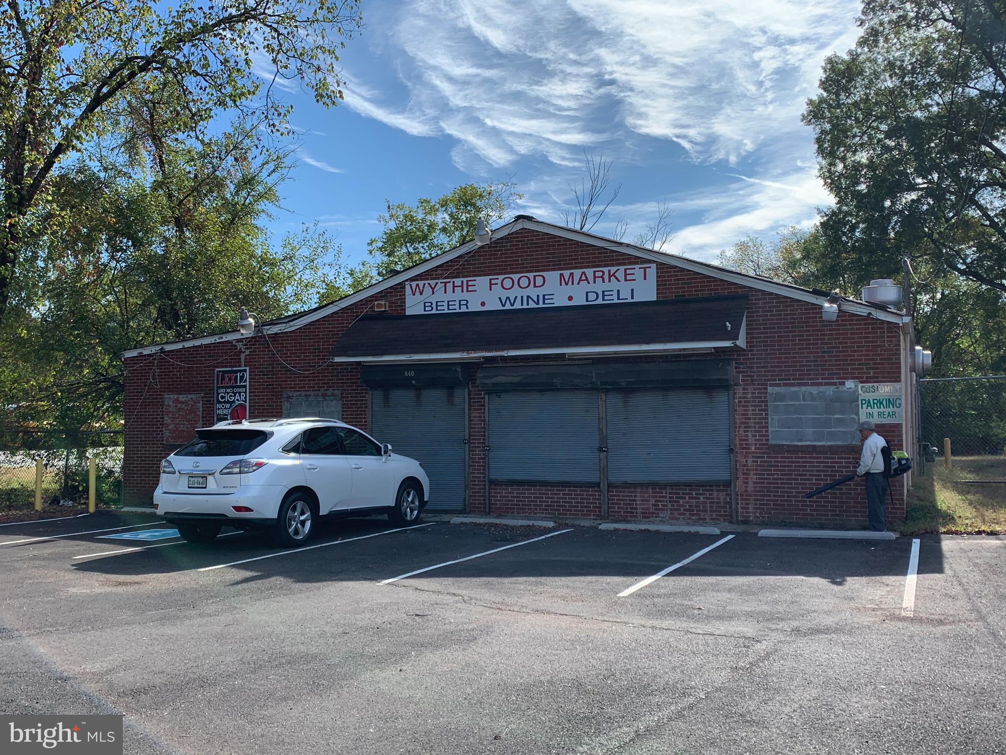 Main image without alt text