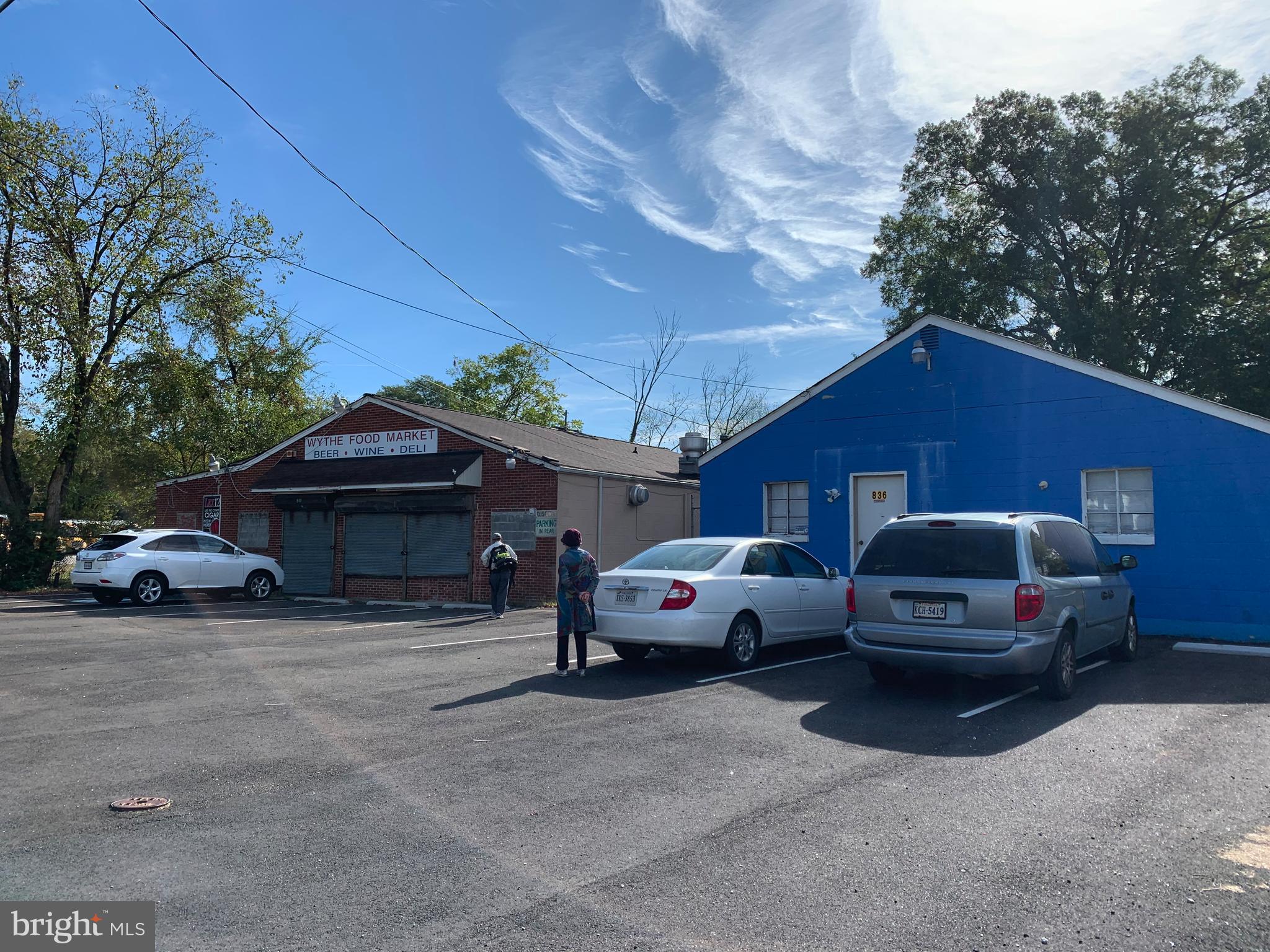 Main image without alt text