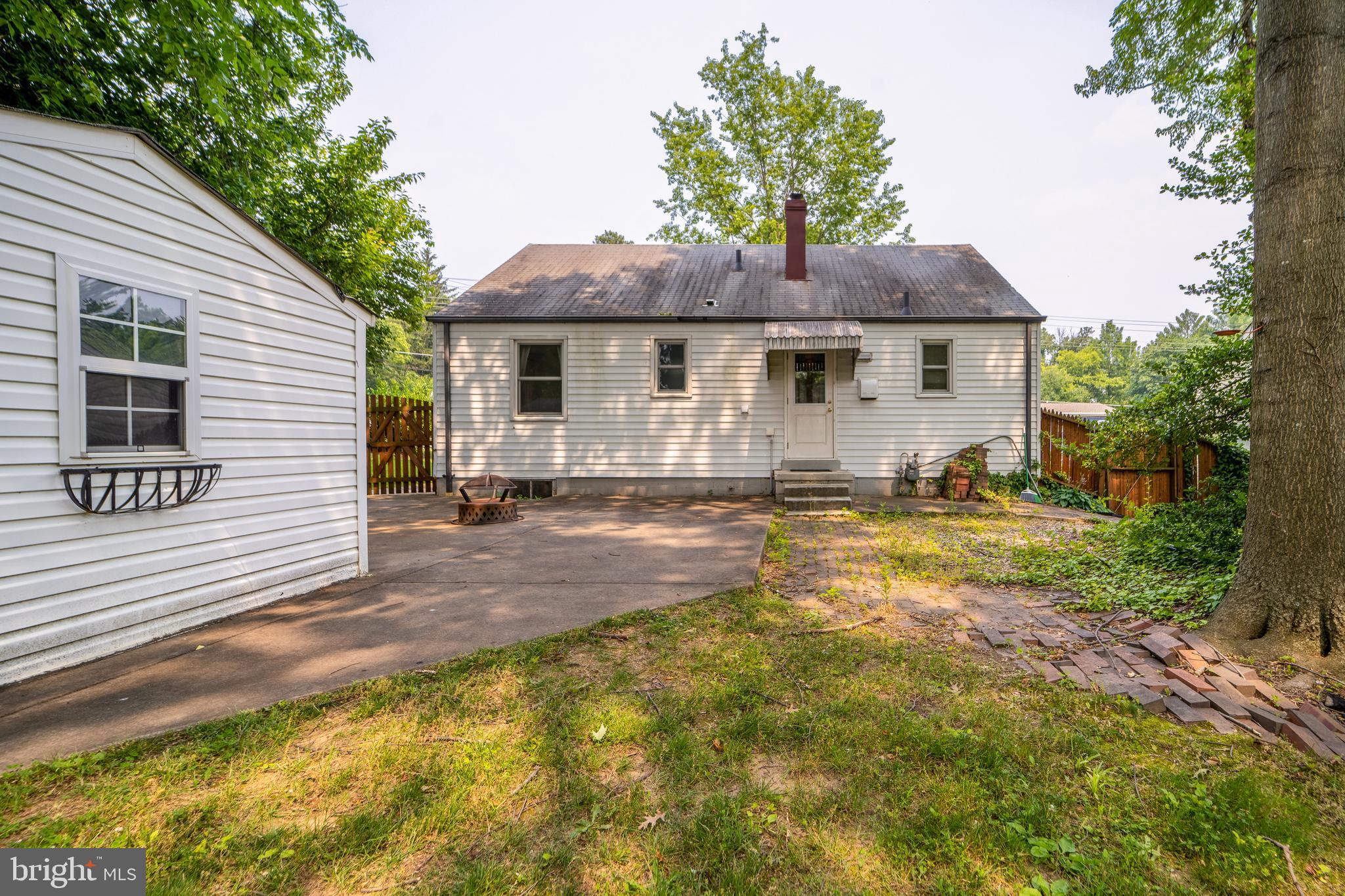 WEST LAWN - Residential Lease