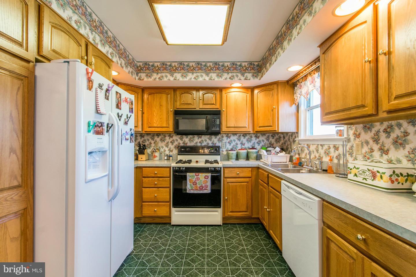 COLONIAL SQUARE - Residential