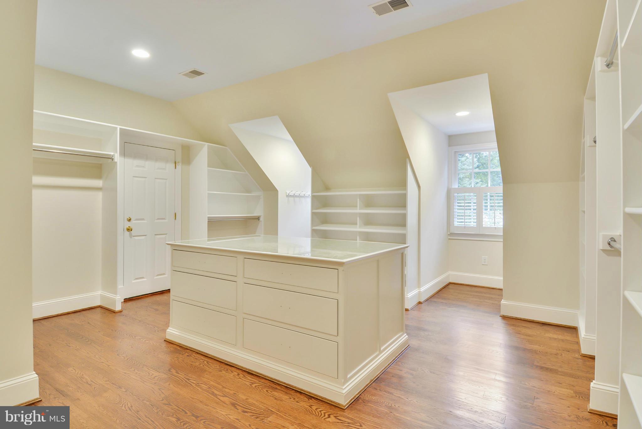 BRADLEY HILLS GROVE - Residential